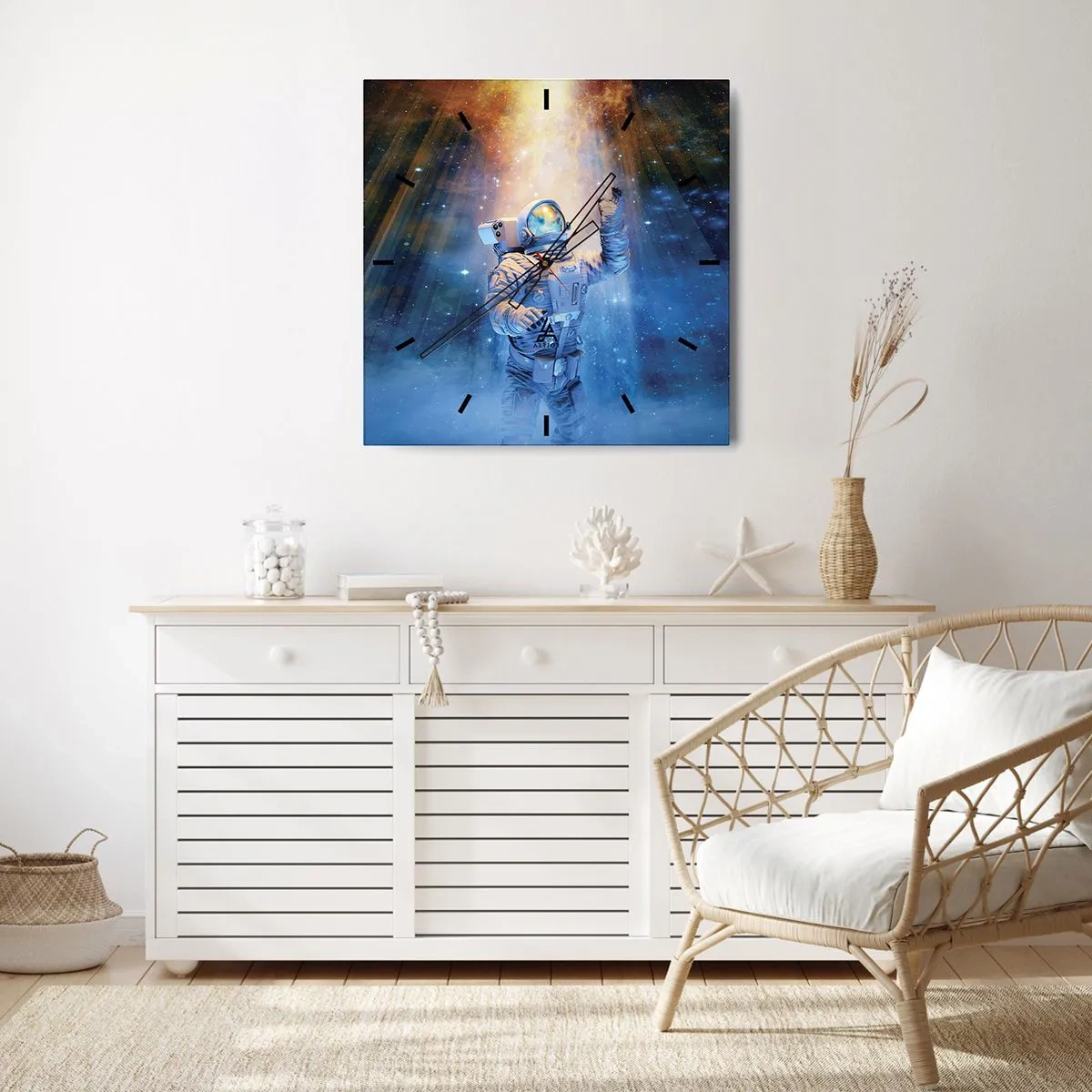 Reloj de pared - Reloj de vidrio - Astronauta a la luz de una explosión cósmica llena de estrellas - 30x30cm - El descubrimiento - Decoración de pared moderna para salón y dormitorio ARTTOR