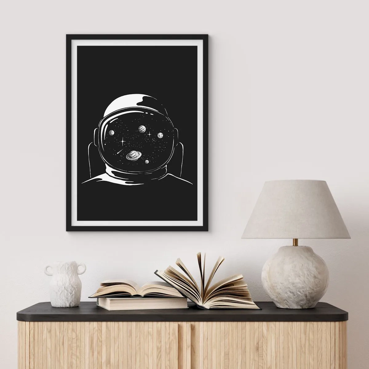 Póster en marco negro - Astronauta con el espacio reflejado en su casco - 50x70cm - Bonita vista - Decoración de pared moderna para salón y dormitorio ARTTOR