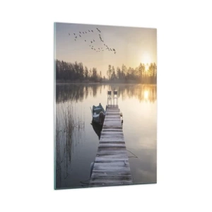 Cuadro sobre vidrio - Impresiones sobre Vidrio - Un muelle junto al lago por la mañana con un barco y sillas. - 80x120cm - Volveré en un rato - Decoración de pared moderna para salón y dormitorio ARTTOR