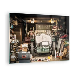 Cuadro sobre vidrio - Impresiones sobre Vidrio - Garaje antiguo con un coche cubierto por una tela, rodeado de herramientas y cajas. - 70x50cm - Volver al pasado - Decoración de pared moderna para salón y dormitorio ARTTOR
