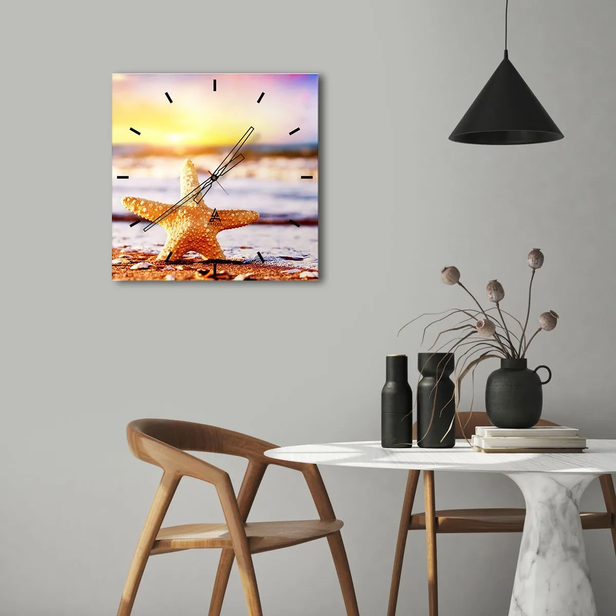 Reloj de pared - Reloj de vidrio - Una estrella de mar en una playa de arena bajo el resplandor del sol poniente. - 30x30cm - Regalo del mar - Decoración de pared moderna para salón y dormitorio ARTTOR