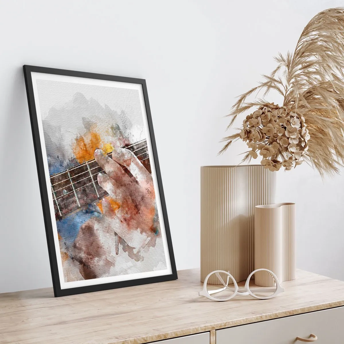 Póster en marco negro - Mano artística tocando la guitarra en estilo acuarela - 50x70cm - Poesía entre las cuerdas - Decoración de pared moderna para salón y dormitorio ARTTOR