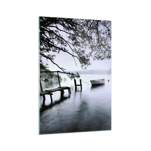 Cuadro sobre vidrio - Impresiones sobre Vidrio - Un embarcadero sobre el agua con un barco al fondo rodeado de un paisaje brumoso. - 70x100cm - Ya estás descansando - Decoración de pared moderna para salón y dormitorio ARTTOR