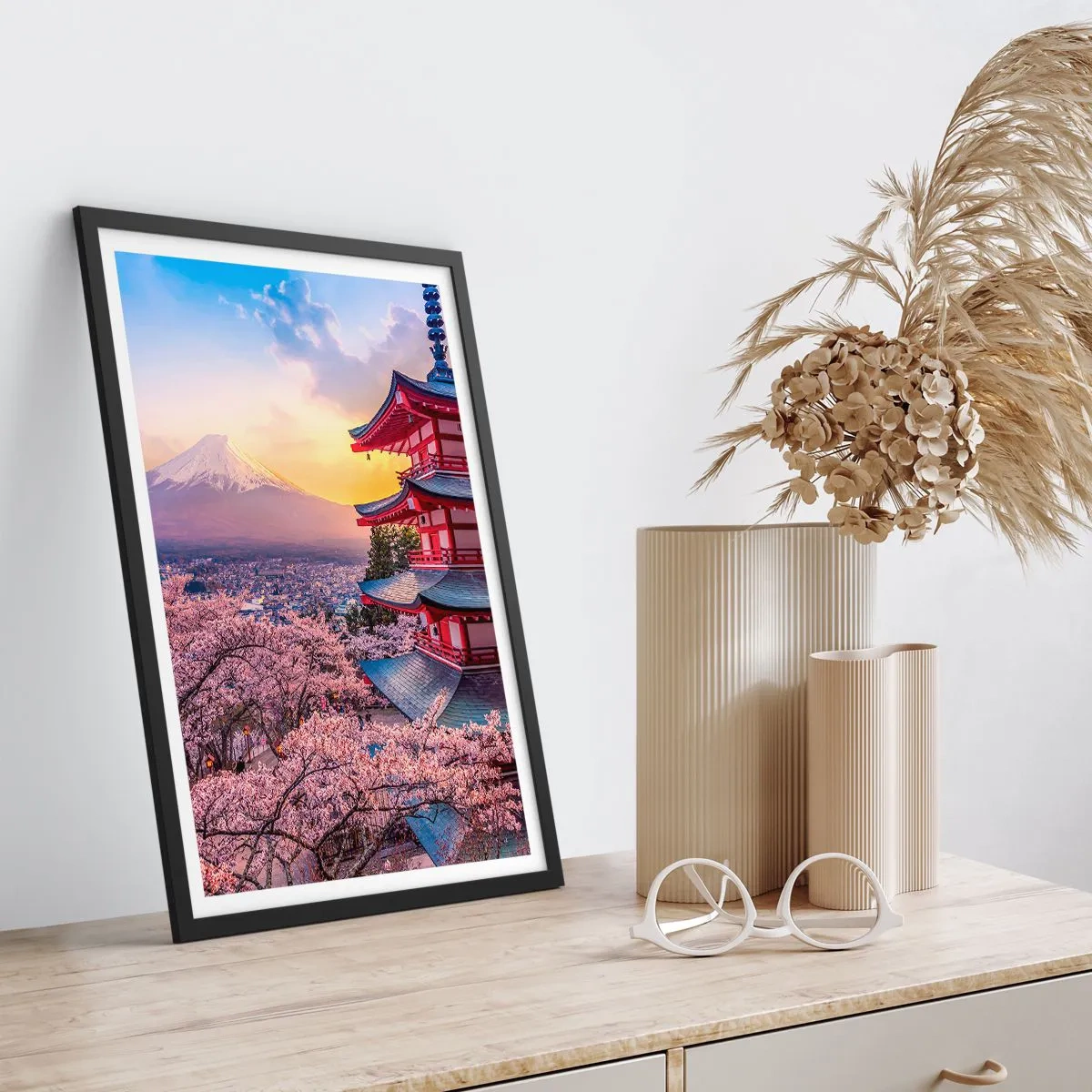 Póster en marco negro - Una pagoda con vistas al monte Fuji rodeada de flores de cerezo al atardecer. - 50x70cm - La esencia del espíritu japonés - Decoración de pared moderna para salón y dormitorio ARTTOR
