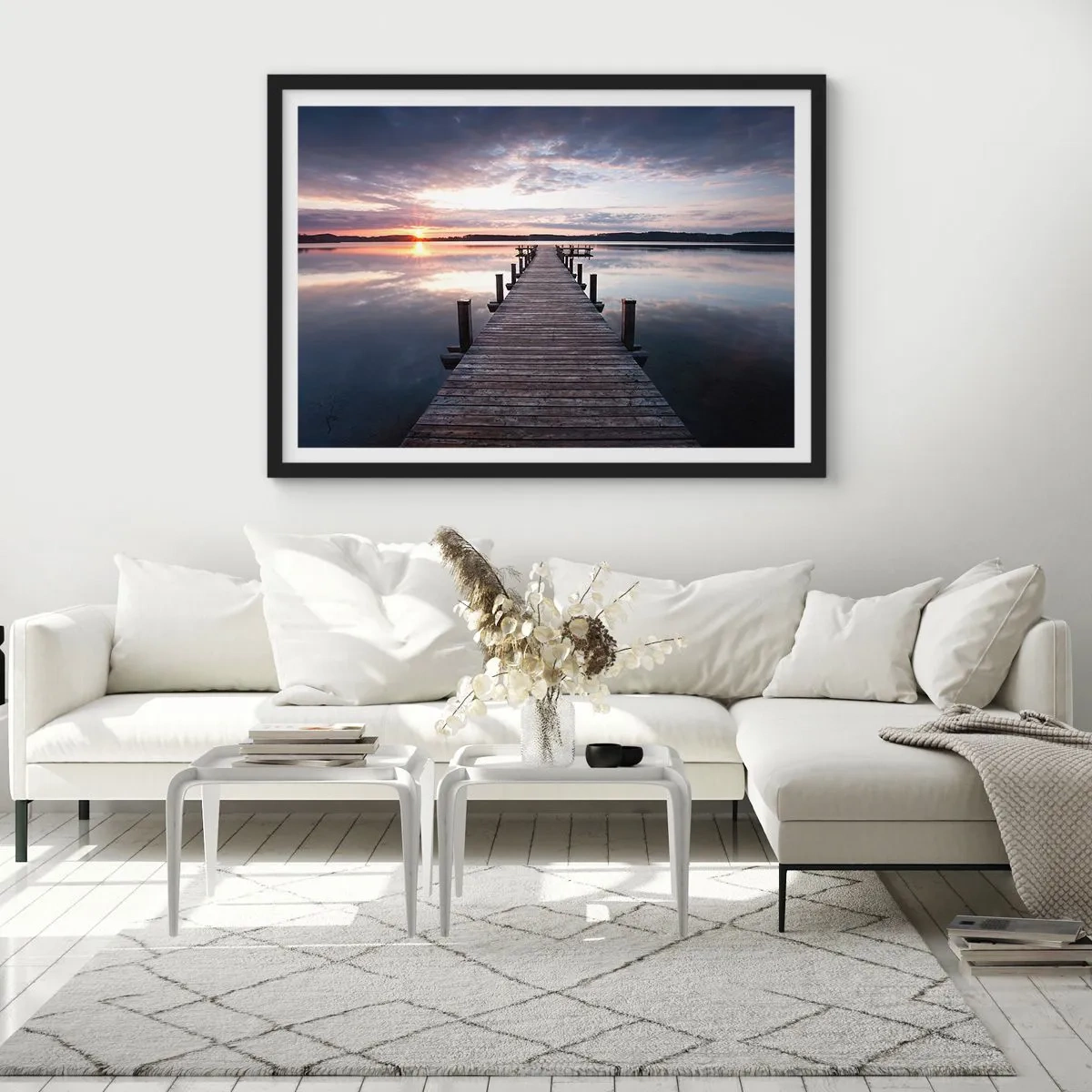 Póster en marco negro - Un muelle en un lago al atardecer en un paisaje tranquilo. - 70x50cm - Frontera silenciosa del día y la noche - Decoración de pared moderna para salón y dormitorio ARTTOR