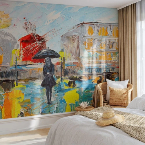 Fotomural Standard Eco - Caminando bajo la lluvia por una calle parisina con el Moulin Rouge - 100x70cm - Leyendas parisinas - Decoración de pared moderna para salón y dormitorio ARTTOR