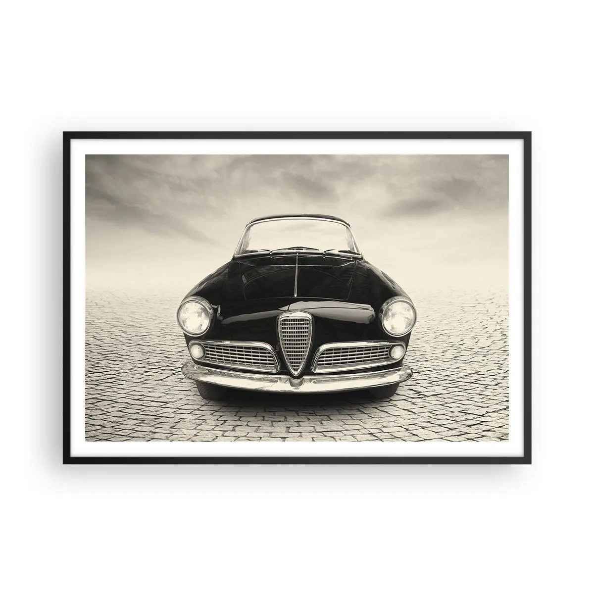 Póster en marco negro - Un coche clásico en una plaza adoquinada en estilo monocromático. - 100x70cm - ¿Y cómo no quererme? - Decoración de pared moderna para salón y dormitorio ARTTOR