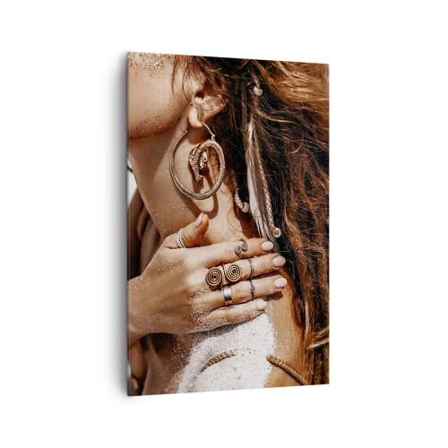 Cuadro sobre lienzo - Impresión de Imagen - Mujer elegante con joyas sobre un fondo de arena clara. - 80x120cm - Reina de la playa salvaje - Decoración de pared moderna para salón y dormitorio ARTTOR