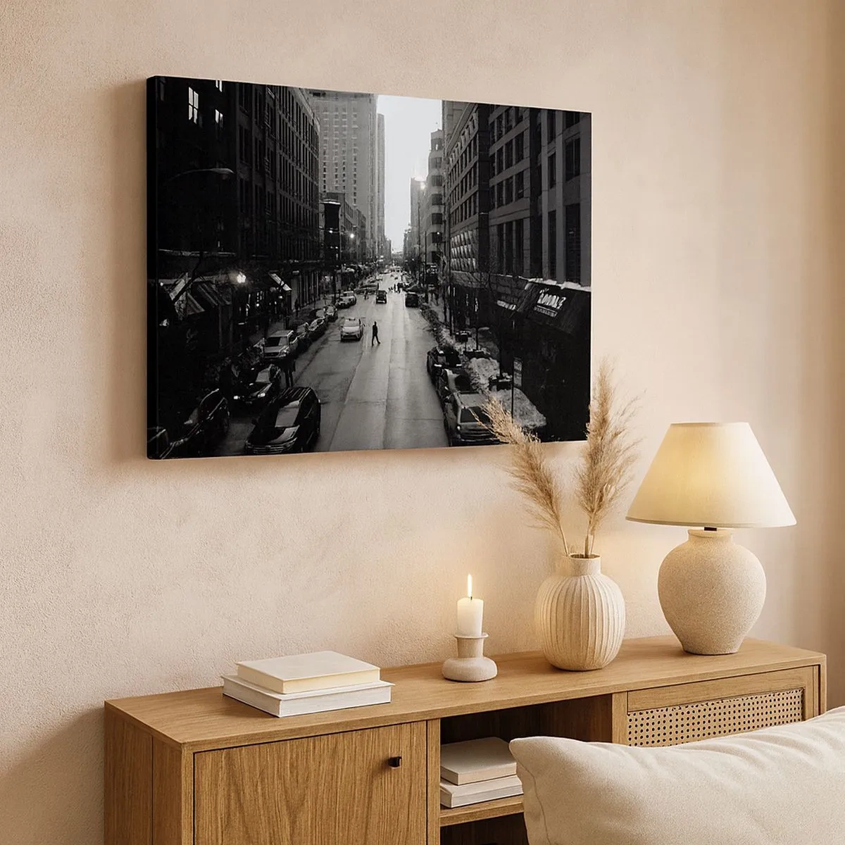 Cuadro sobre lienzo - Impresión de Imagen - Una calle en blanco y negro en el centro de la ciudad con coches y peatones. - 70x50cm - Un día como otro cualquiera - Decoración de pared moderna para salón y dormitorio ARTTOR