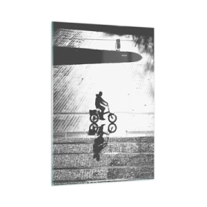 Cuadro sobre vidrio - Impresiones sobre Vidrio - Hombre montando en bicicleta por la ciudad, reflejo en el agua, toma en blanco y negro - 50x70cm - Adelante, a través de la ciudad - Decoración de pared moderna para salón y dormitorio ARTTOR