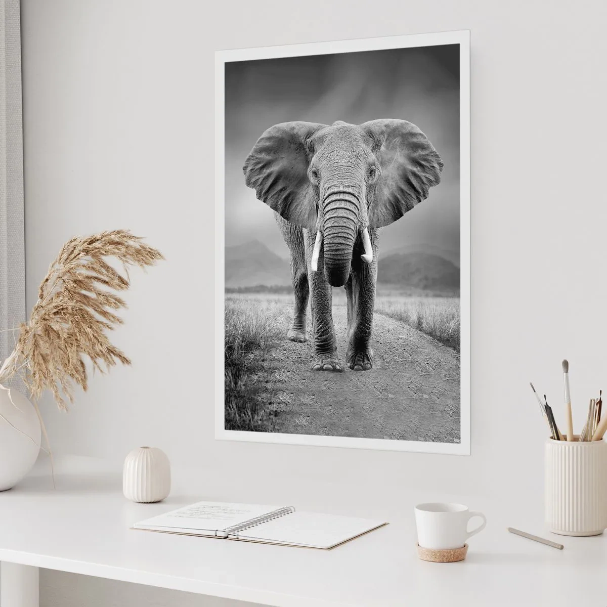 Póster - Un elefante frente a un paisaje africano en blanco y negro. - 50x70cm - El anfitrión da la bienvenida - Decoración de pared moderna para salón y dormitorio ARTTOR