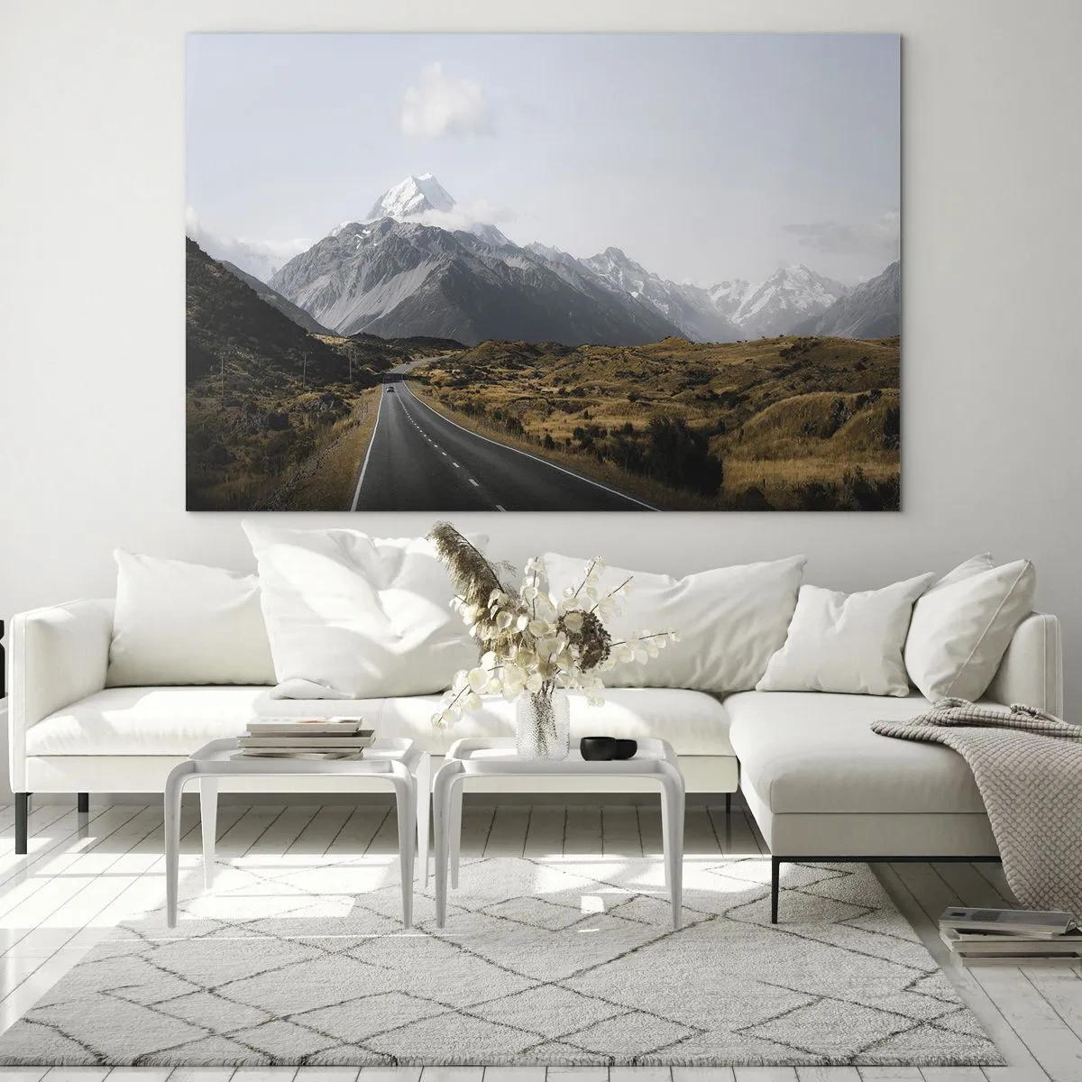 Cuadro sobre vidrio - Impresiones sobre Vidrio - Una carretera asfaltada que conduce hacia las montañas cubiertas de nieve. - 120x80cm - El camino al corazón de las montañas - Decoración de pared moderna para salón y dormitorio ARTTOR