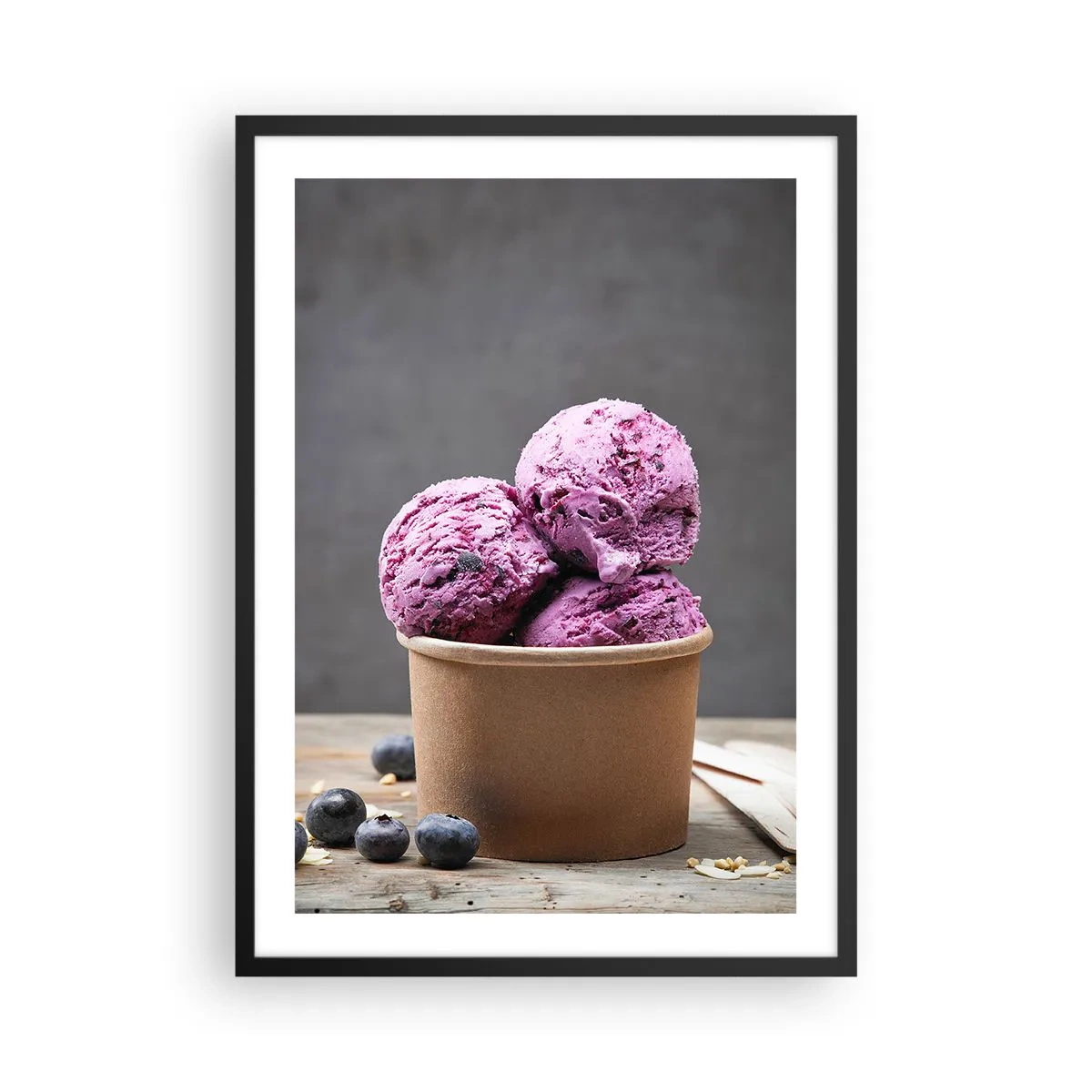 Póster en marco negro - Bolas de helado de arándanos en un vaso de papel - 50x70cm - Dulzura y frescor - Decoración de pared moderna para salón y dormitorio ARTTOR