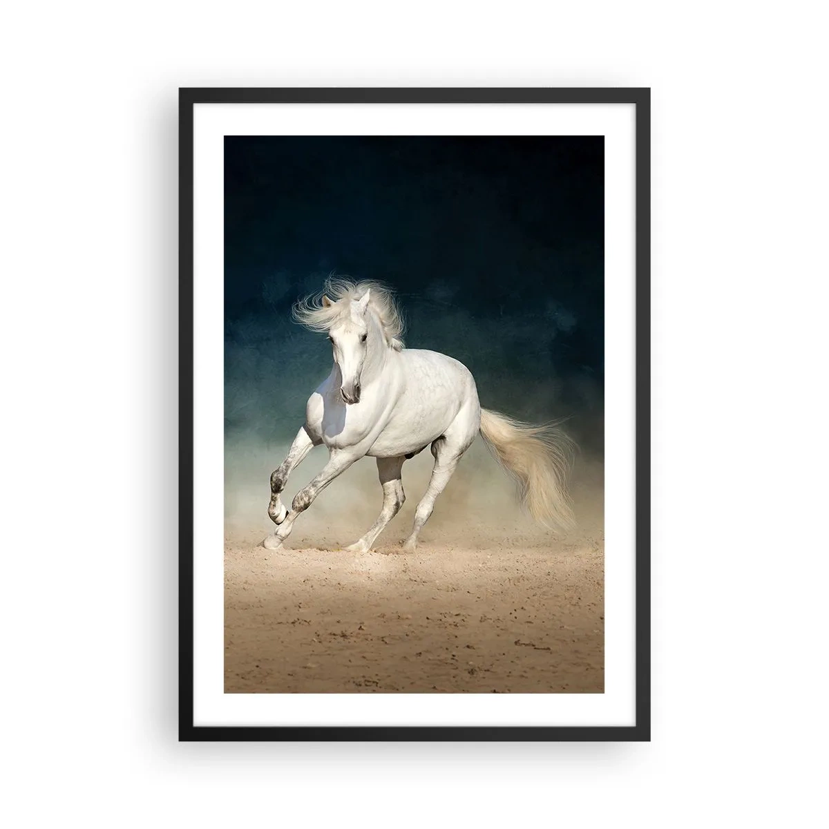 Póster en marco negro - Un caballo blanco galopando por el suelo arenoso. - 50x70cm - Libertad en estado puro - Decoración de pared moderna para salón y dormitorio ARTTOR