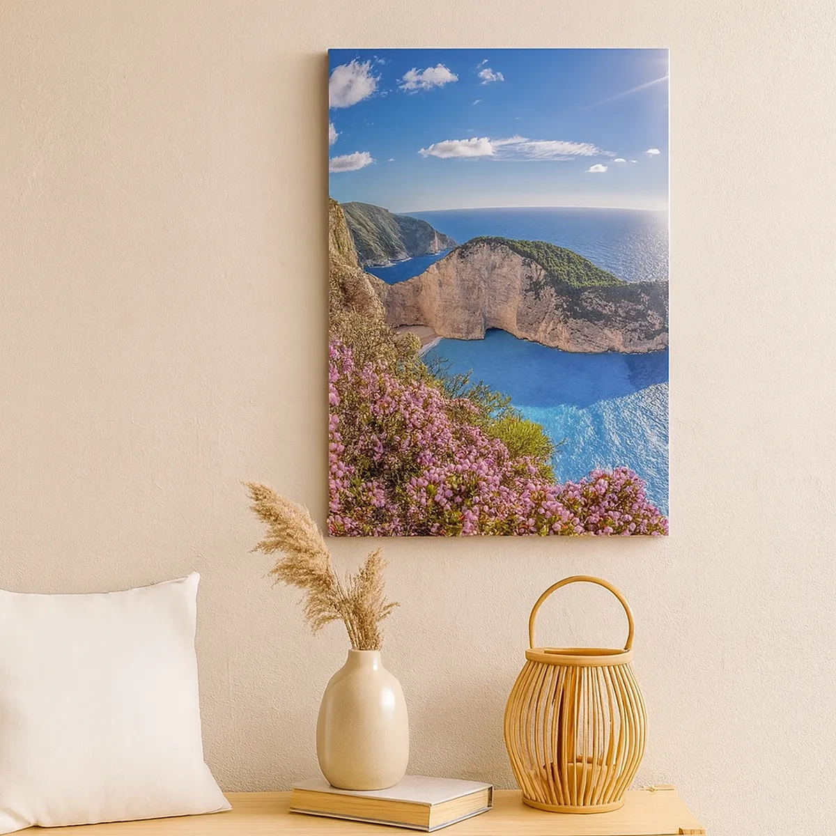 Cuadro sobre lienzo - Impresión de Imagen - Un acantilado con flores, un mar turquesa y un soleado paisaje griego. - 50x70cm - Mis grandes vacaciones en Grecia - Decoración de pared moderna para salón y dormitorio ARTTOR