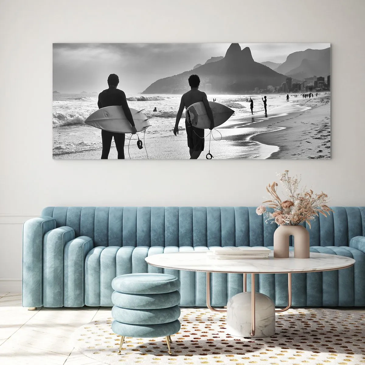 Cuadro sobre vidrio - Impresiones sobre Vidrio - Dos surfistas caminando por la playa con sus tablas en blanco y negro. - 140x50cm - Samba para una ola - Decoración de pared moderna para salón y dormitorio ARTTOR