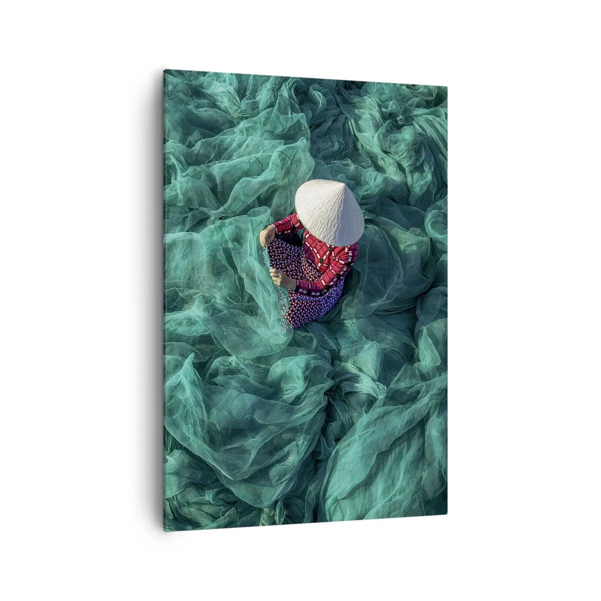Cuadro sobre lienzo - Impresión de Imagen - Una persona con sombrero entre redes de pesca verdes. - 70x100cm - En un mar de redes - Decoración de pared moderna para salón y dormitorio ARTTOR