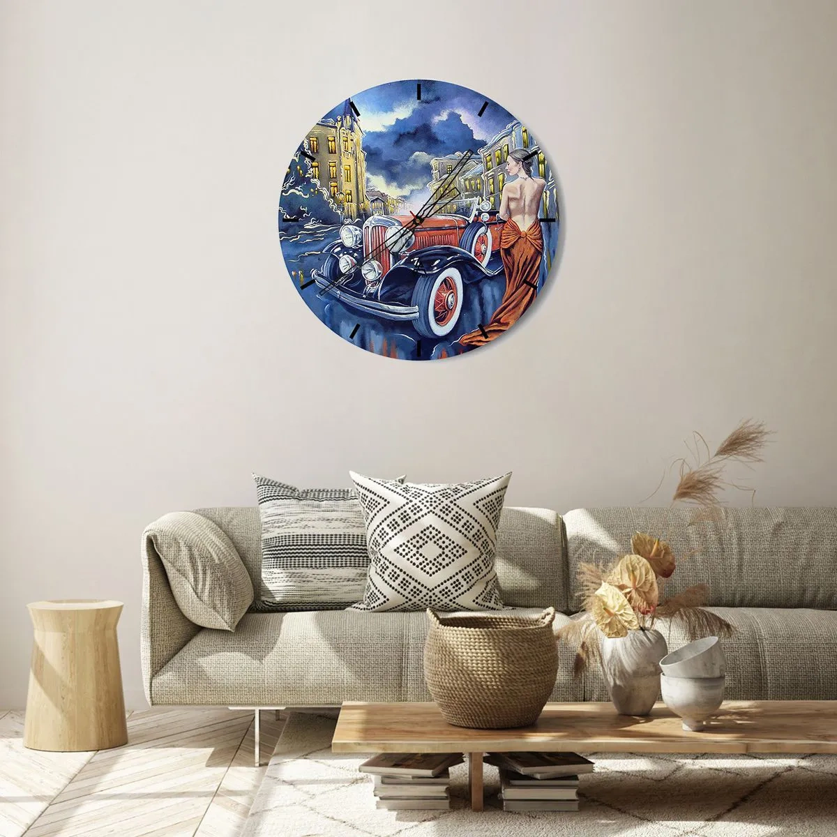 Reloj de pared - Reloj de vidrio - Una mujer con un vestido naranja junto a un coche retro con una ciudad al fondo. - 30x30cm - Noche de romanticismo - Decoración de pared moderna para salón, cocina y dormitorio ARTTOR
