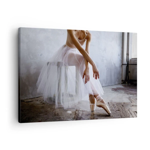 Cuadro sobre lienzo - Impresión de Imagen - Una bailarina en una pose delicada sobre un fondo industrial. - 70x50cm - Antes de que brillen las luces del escenario - Decoración de pared moderna para salón y dormitorio ARTTOR
