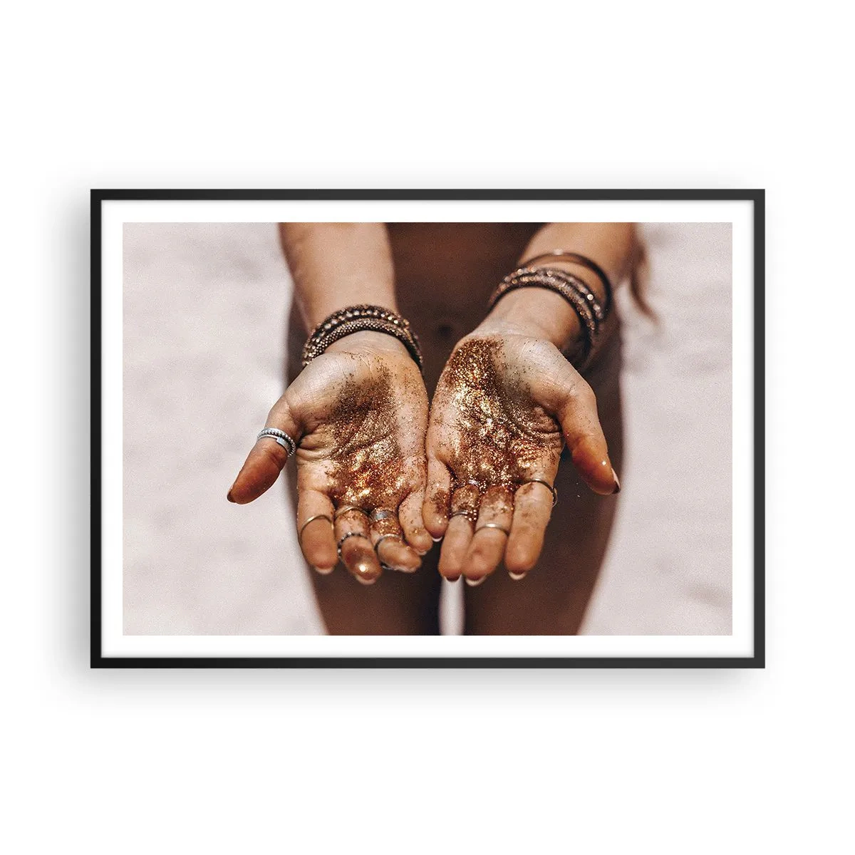Póster en marco negro - Primer plano de manos con purpurina en tonos cálidos. - 100x70cm - Un regalo para ti - Decoración de pared moderna para salón y dormitorio ARTTOR