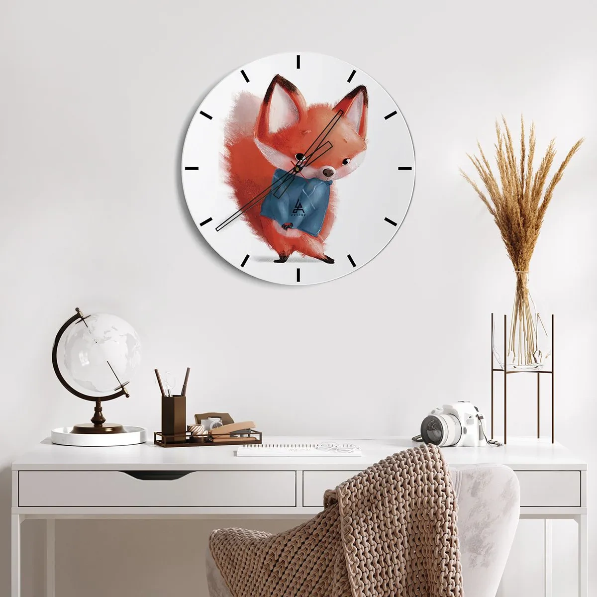 Reloj de pared - Reloj de vidrio - Un lindo zorro con una bufanda azul sobre un fondo blanco. - 30x30cm - ¿Me veo bien con esto? - Decoración de pared moderna para salón, cocina y dormitorio ARTTOR