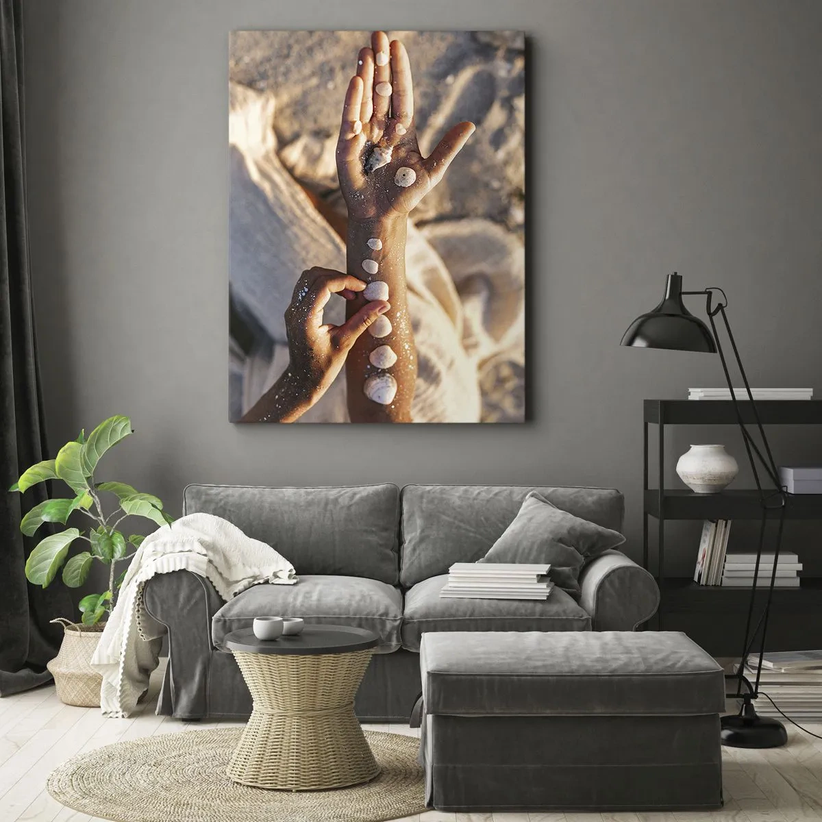 Cuadro sobre lienzo - Impresión de Imagen - Manos con conchas marinas dispuestas sobre el fondo de arena. - 50x70cm - La belleza al alcance de la mano - Decoración de pared moderna para salón y dormitorio ARTTOR