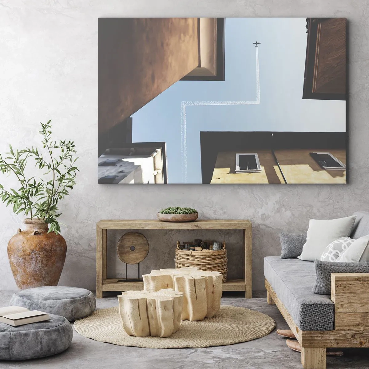 Cuadro sobre lienzo - Impresión de Imagen - Vista del avión y su estela en el cielo desde una perspectiva callejera. - 70x50cm - Por encima del laberinto urbano - Decoración de pared moderna para salón y dormitorio ARTTOR