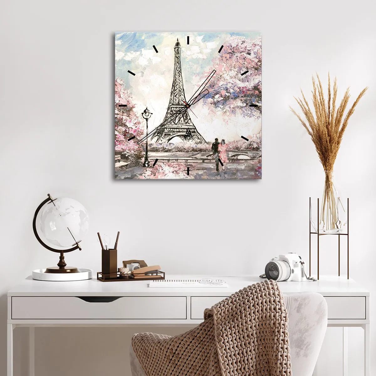 Reloj de pared - Reloj de vidrio - La Torre Eiffel rodeada de árboles en flor. - 30x30cm - Un paseo por París en abril - Decoración de pared moderna para salón y dormitorio ARTTOR