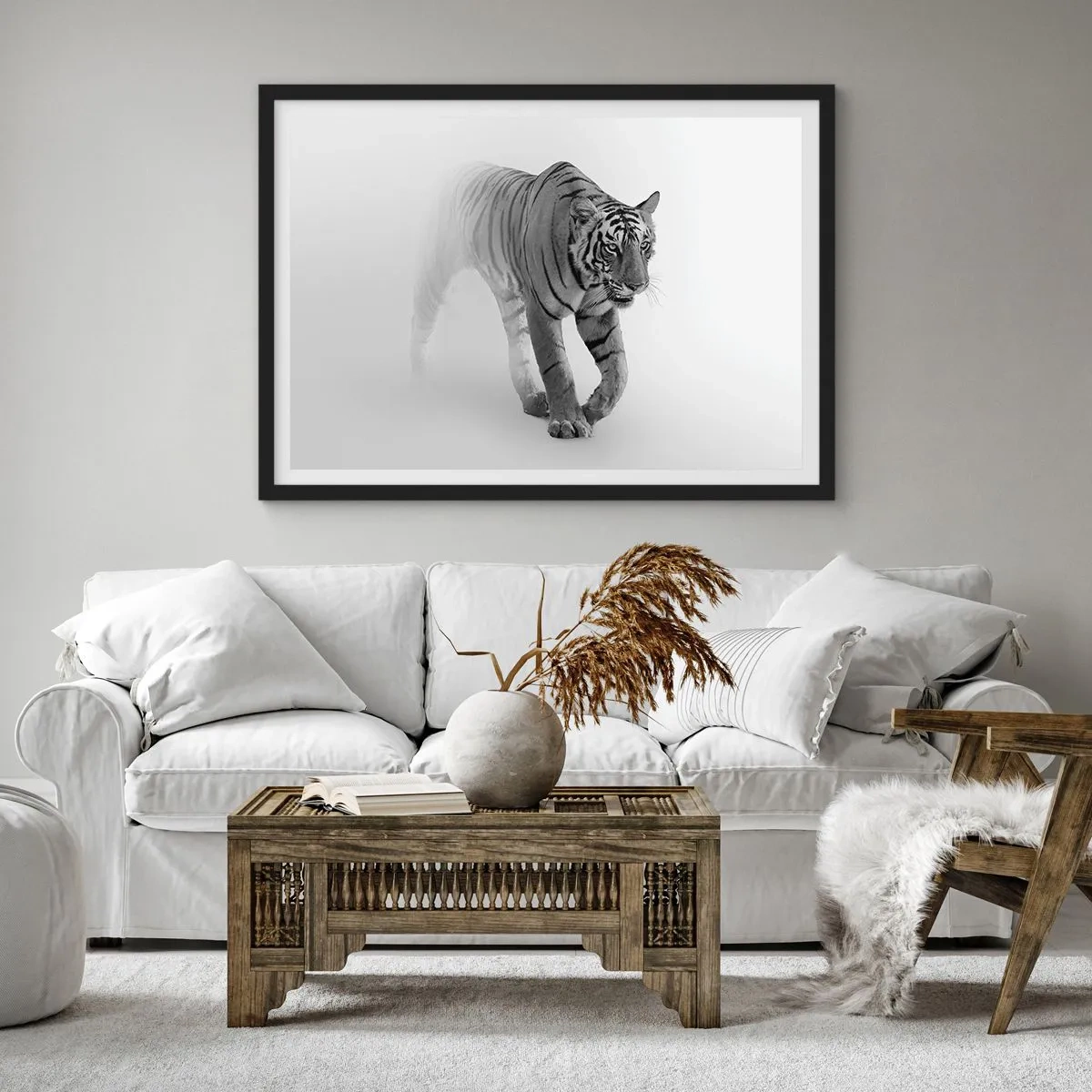 Póster en marco negro - Un tigre emergiendo de la niebla. - 70x50cm - Siempre alerta entre la niebla - Decoración de pared moderna para salón y dormitorio ARTTOR