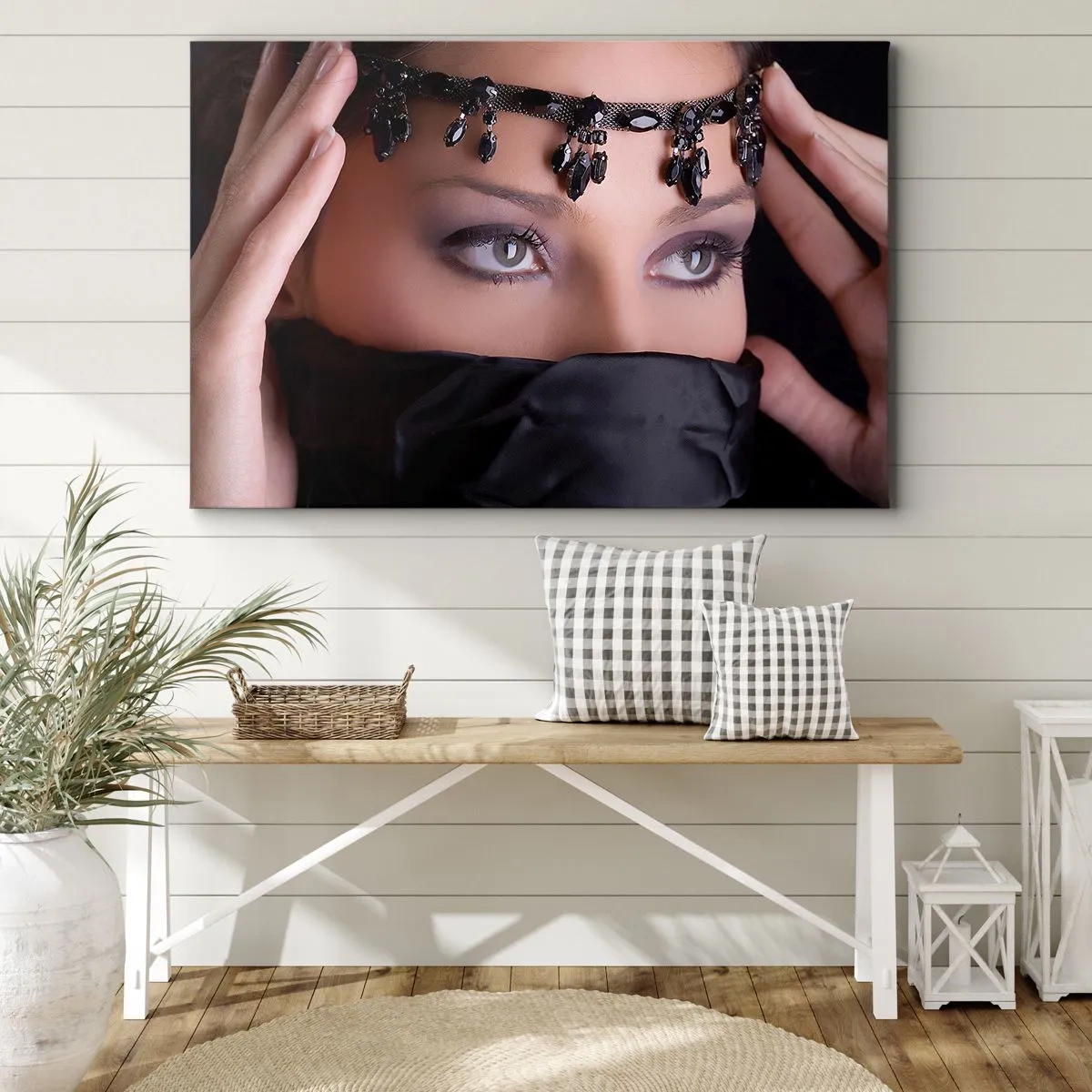 Cuadro sobre lienzo - Impresión de Imagen - Retrato de una mujer con joyas decorativas sobre un fondo negro. - 70x50cm - Tentador misterio oriental - Decoración de pared moderna para salón y dormitorio ARTTOR
