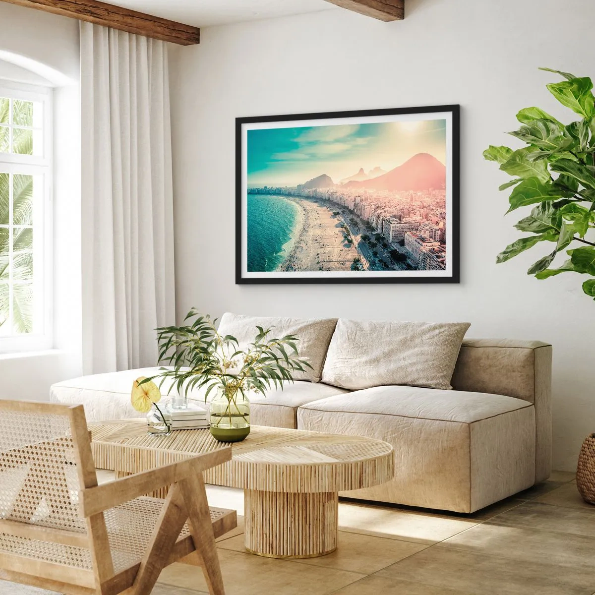 Póster en marco negro - Panorama de la playa de Copacabana con montañas al fondo en Río de Janeiro - 100x70cm - Vacaciones perpetuas en Río - Decoración de pared moderna para salón y dormitorio ARTTOR