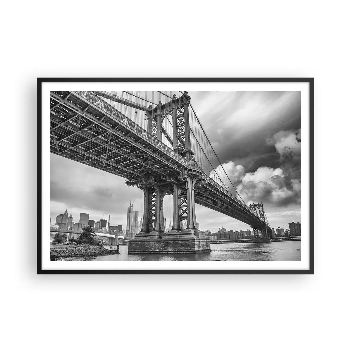 Póster en marco negro - Un puente en blanco y negro con vista a la ciudad. - 100x70cm - Al corazón de la ciudad - Decoración de pared moderna para salón y dormitorio ARTTOR