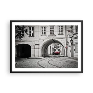 Póster en marco negro - Un tranvía en blanco y negro en una calle histórica de la ciudad. - 70x50cm - A través del laberinto urbano - Decoración de pared moderna para salón y dormitorio ARTTOR