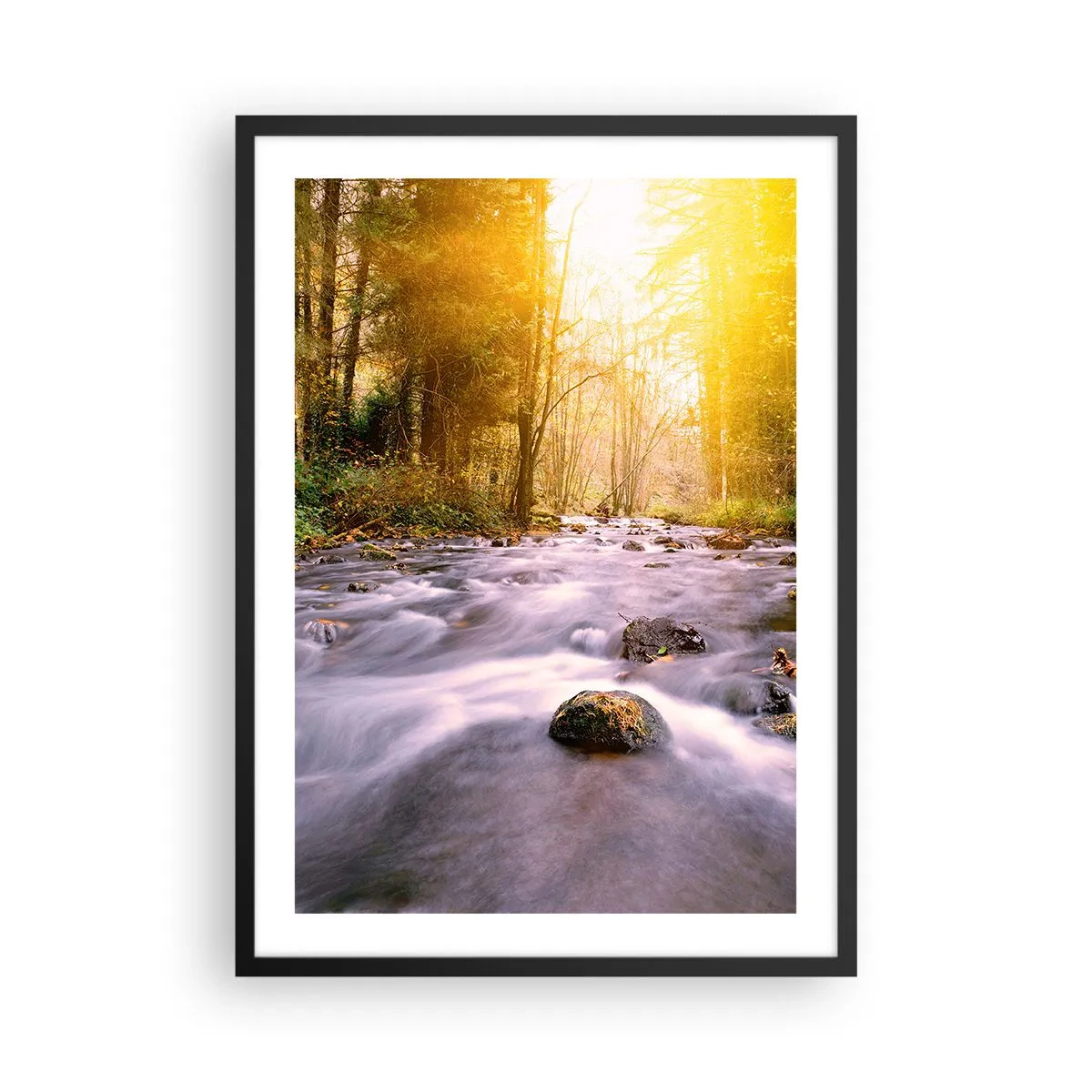 Póster en marco negro - Un arroyo en el bosque a la luz del sol. - 50x70cm - Malaquita en un marco de plata y oro - Decoración de pared moderna para salón y dormitorio ARTTOR