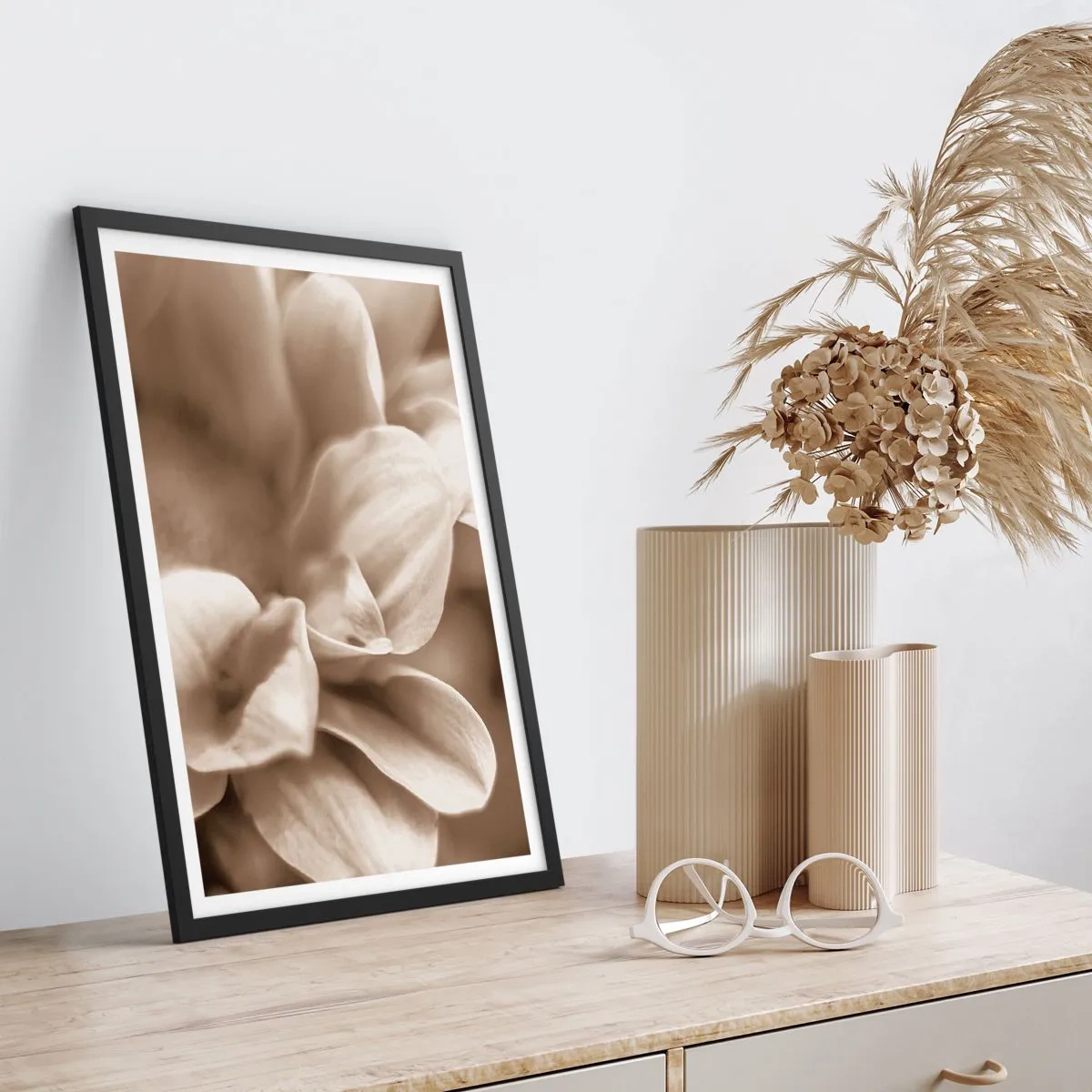 Póster en marco negro - Un primer plano de delicados pétalos de flores en tonos sepia. - 50x70cm - Suave como una sonrisa - Decoración de pared moderna para salón y dormitorio ARTTOR