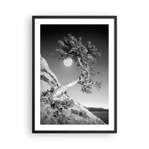 Póster en marco negro - Un árbol solitario en una colina con una luna llena al fondo, un paisaje nocturno. - 50x70cm - Un guerrero victorioso - Decoración de pared moderna para salón y dormitorio ARTTOR