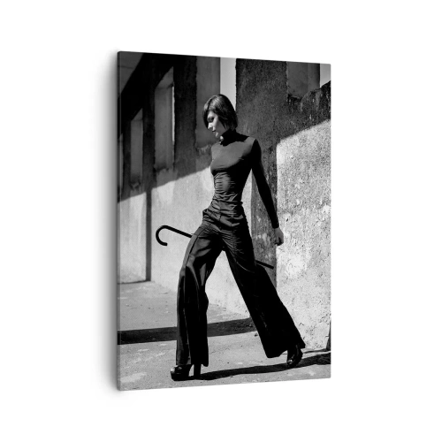 Cuadro sobre lienzo - Impresión de Imagen - Mujer elegante en un entorno industrial. - 50x70cm - Elegancia urbana - Decoración de pared moderna para salón y dormitorio ARTTOR