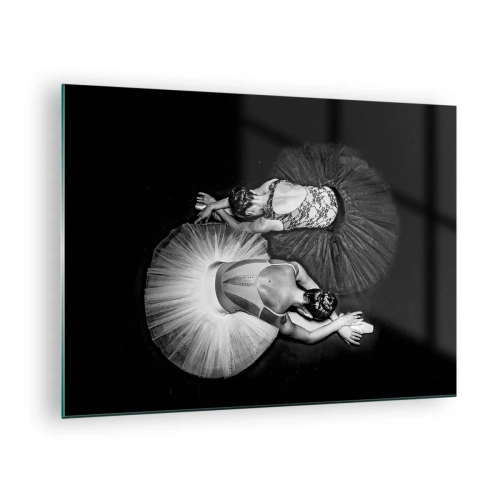 Cuadro sobre vidrio - Impresiones sobre Vidrio - Dos bailarinas en pose de descanso con tutús blancos y negros. - 70x50cm - Yin y yang: el equilibrio perfecto - Decoración de pared moderna para salón y dormitorio ARTTOR