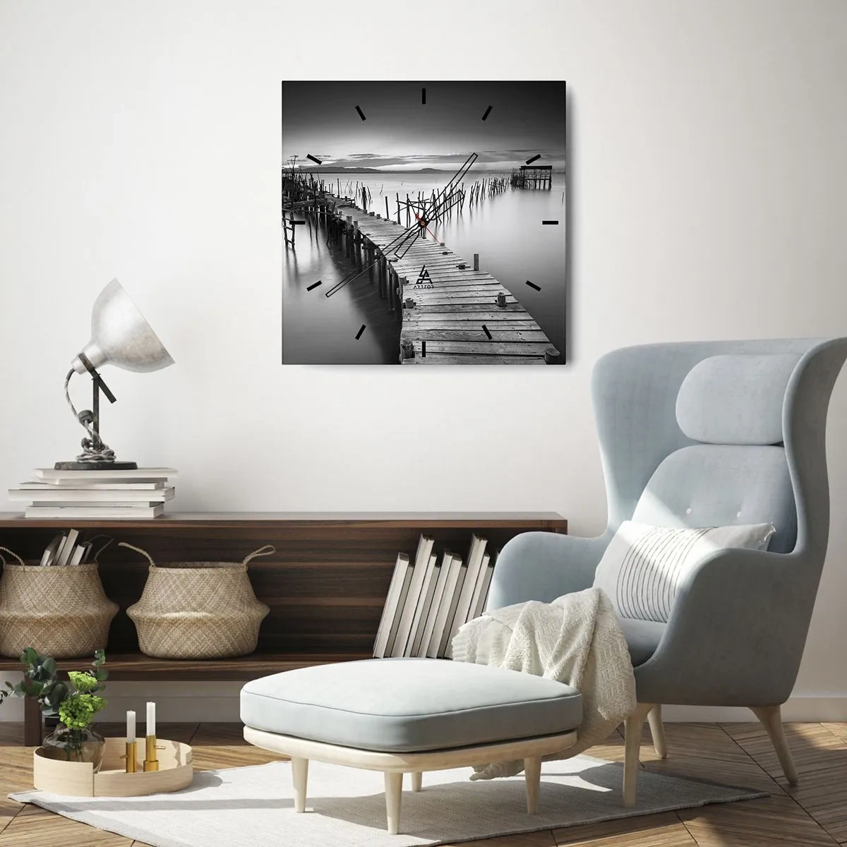 Reloj de pared - Reloj de vidrio - Un embarcadero de madera en un lago tranquilo en tonos grises. - 30x30cm - La calma de una orilla olvidada - Decoración de pared moderna para salón y dormitorio ARTTOR