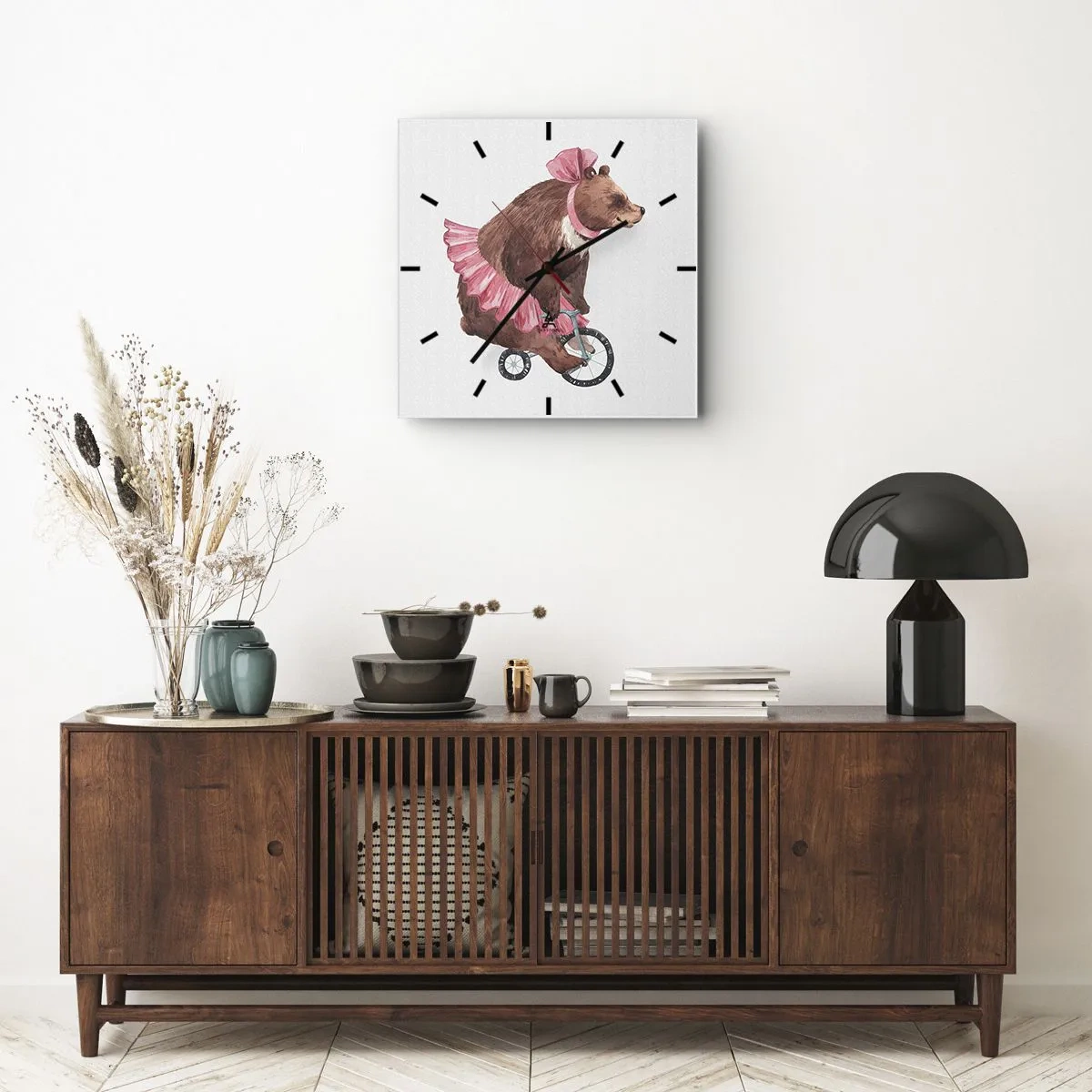 Reloj de pared - Reloj de vidrio - Un osito de peluche con una falda rosa en una bicicleta de estilo retro. - 30x30cm - ¡Qué circo! - Decoración de pared moderna para salón y dormitorio ARTTOR