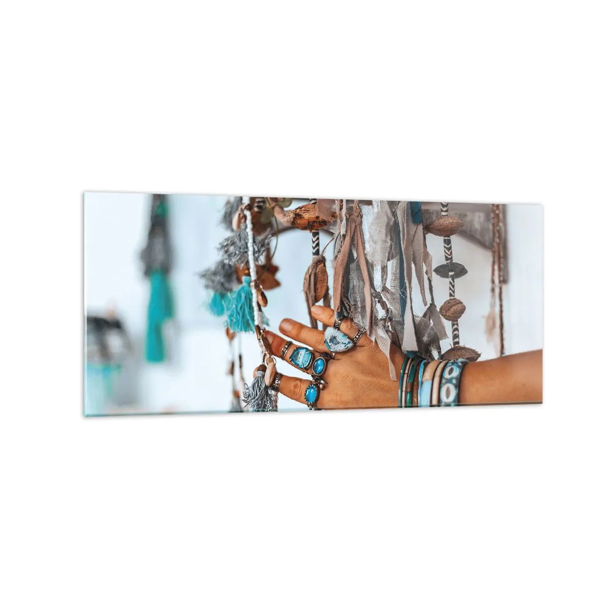 Cuadro sobre vidrio - Impresiones sobre Vidrio - Una mano adornada con joyas boho con decoraciones en el fondo. - 120x50cm - Tesoros locales - Decoración de pared moderna para salón y dormitorio ARTTOR
