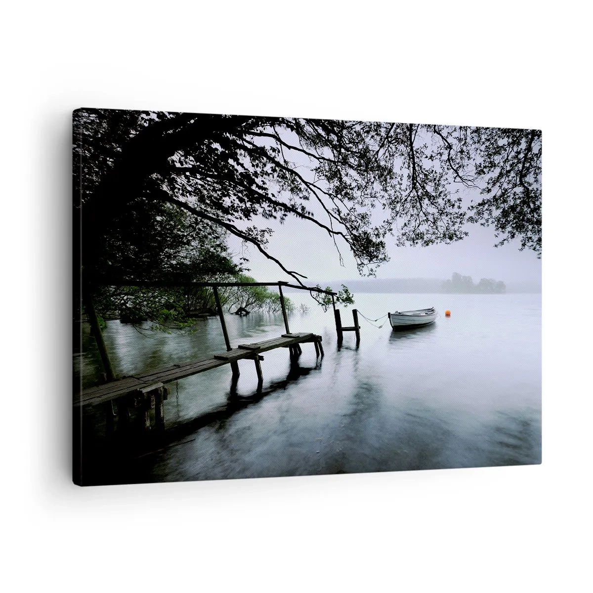 Cuadro sobre lienzo - Impresión de Imagen - Un embarcadero sobre el agua con un barco al fondo rodeado de un paisaje brumoso. - 70x50cm - Ya estás descansando - Decoración de pared moderna para salón y dormitorio ARTTOR