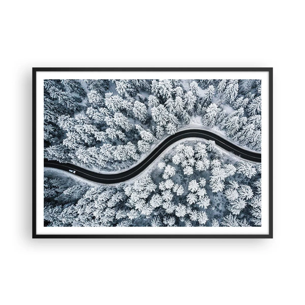 Póster en marco negro - Una vista de pájaro de un camino sinuoso en un bosque invernal. - 100x70cm - A través de un bosque invernal - Decoración de pared moderna para salón y dormitorio ARTTOR