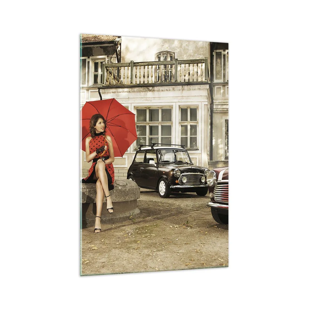 Cuadro sobre vidrio - Impresiones sobre Vidrio - Mujer con un paraguas rojo junto a coches clásicos - 70x100cm - Un mini viaje sentimental - Decoración de pared moderna para salón y dormitorio ARTTOR