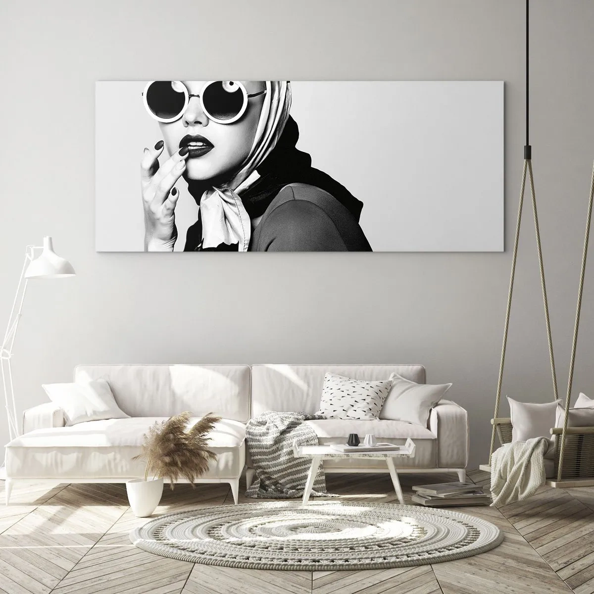 Cuadro sobre vidrio - Impresiones sobre Vidrio - Retrato en blanco y negro de una mujer con gafas y pañuelo en la cabeza. - 120x50cm - Saludos desde los años 60 - Decoración de pared moderna para salón y dormitorio ARTTOR