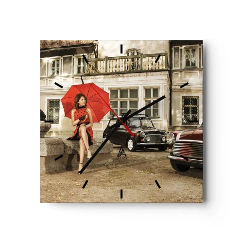 Reloj de pared - Reloj de vidrio - Mujer con un paraguas rojo junto a coches clásicos - 30x30cm - Un mini viaje sentimental - Decoración de pared moderna para salón y dormitorio ARTTOR