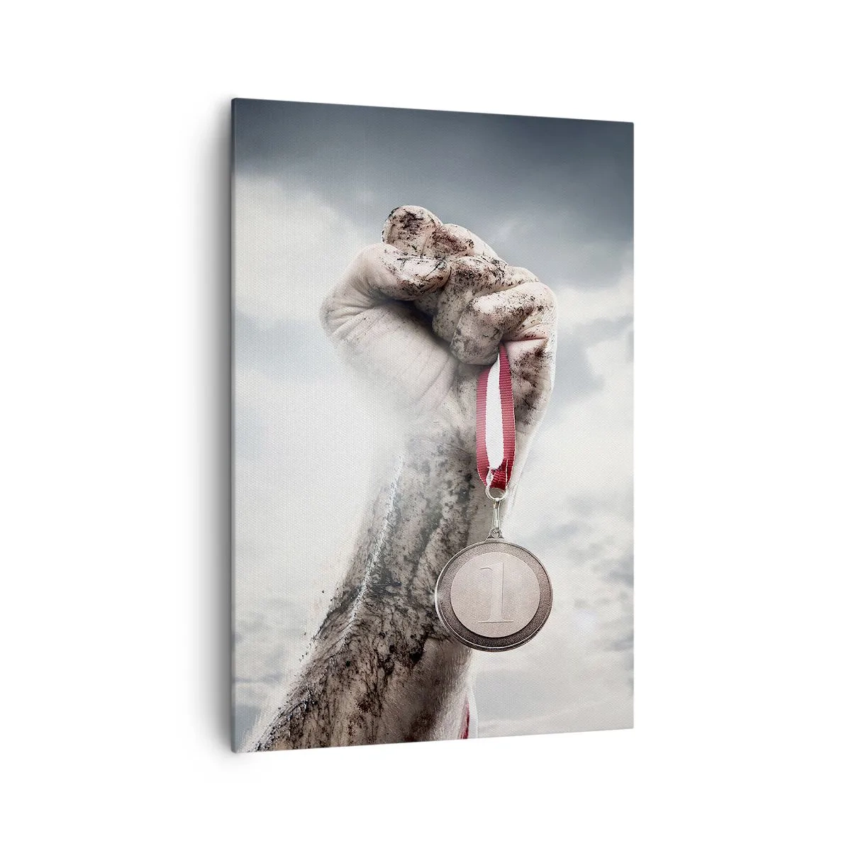Cuadro sobre lienzo - Impresión de Imagen - Una mano levantada con una medalla contra un cielo nublado. - 70x100cm - Per aspera ad astra - Decoración de pared moderna para salón y dormitorio ARTTOR