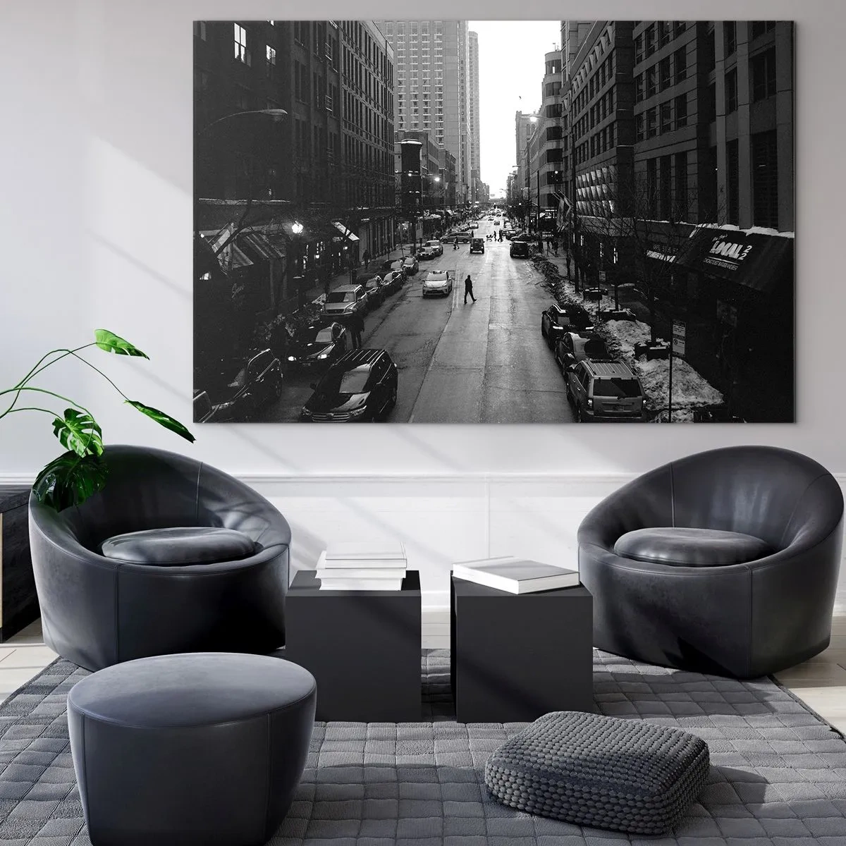 Cuadro sobre vidrio - Impresiones sobre Vidrio - Una calle en blanco y negro con un transeúnte entre edificios modernos. - 70x50cm - Un día como otro cualquiera - Decoración de pared moderna para salón y dormitorio ARTTOR