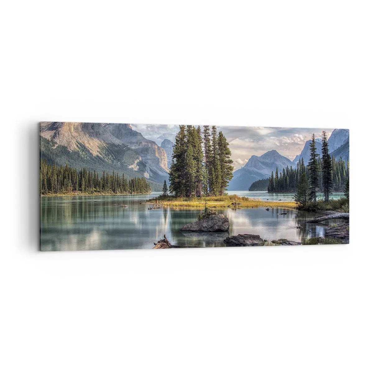 Cuadro sobre lienzo - Impresión de Imagen - Un paisaje de montaña con una isla rodeada por un lago tranquilo. - 140x50cm - Sobre el agua cristalina... - Decoración de pared moderna para salón y dormitorio ARTTOR