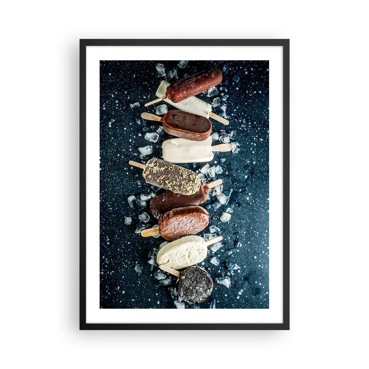 Póster en marco negro - Paletas variadas rodeadas de hielo contra un cielo oscuro - 50x70cm - El sabor del verano caluroso - Decoración de pared moderna para salón y dormitorio ARTTOR